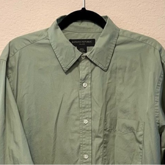 NWOT. Banana Republic Button Down Dress Shirt. Relaxed Fit. Size Medium. - Picture 1 of 8